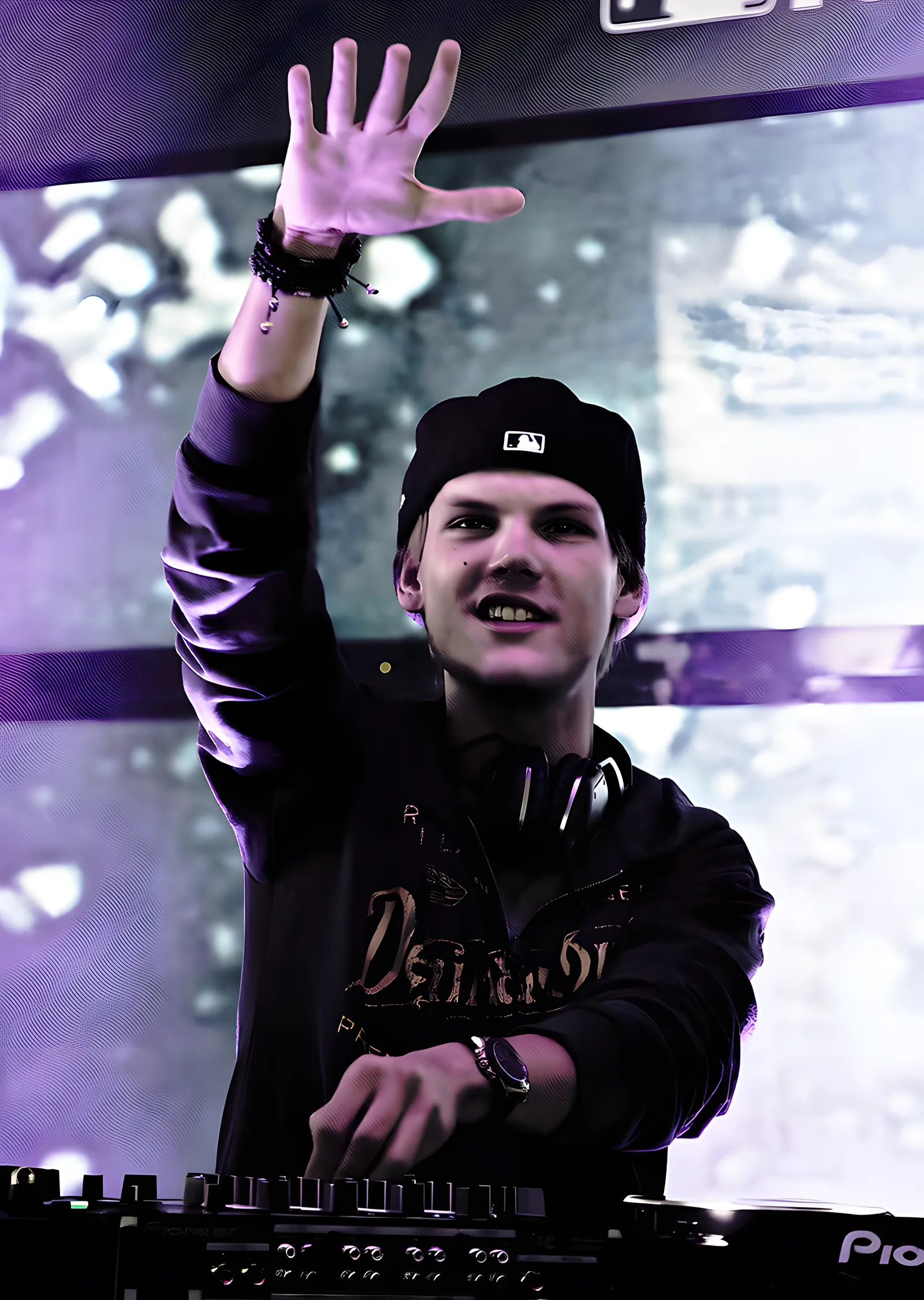 Avicii - Kabinde Işıklı Kare metal tablo