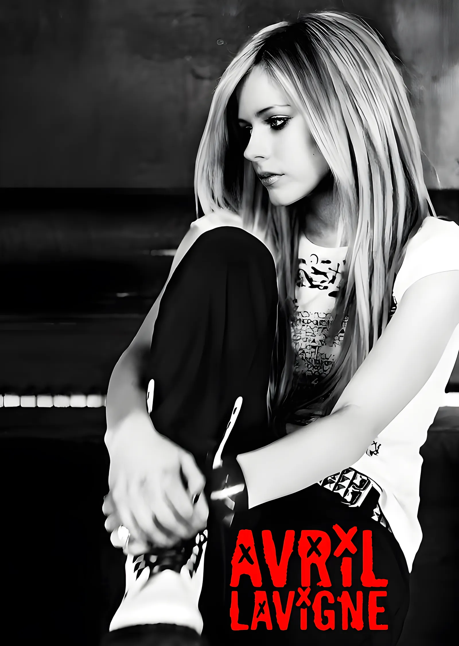 Avril Lavigne - Siyah Beyaz Oturan Portre metal tablo