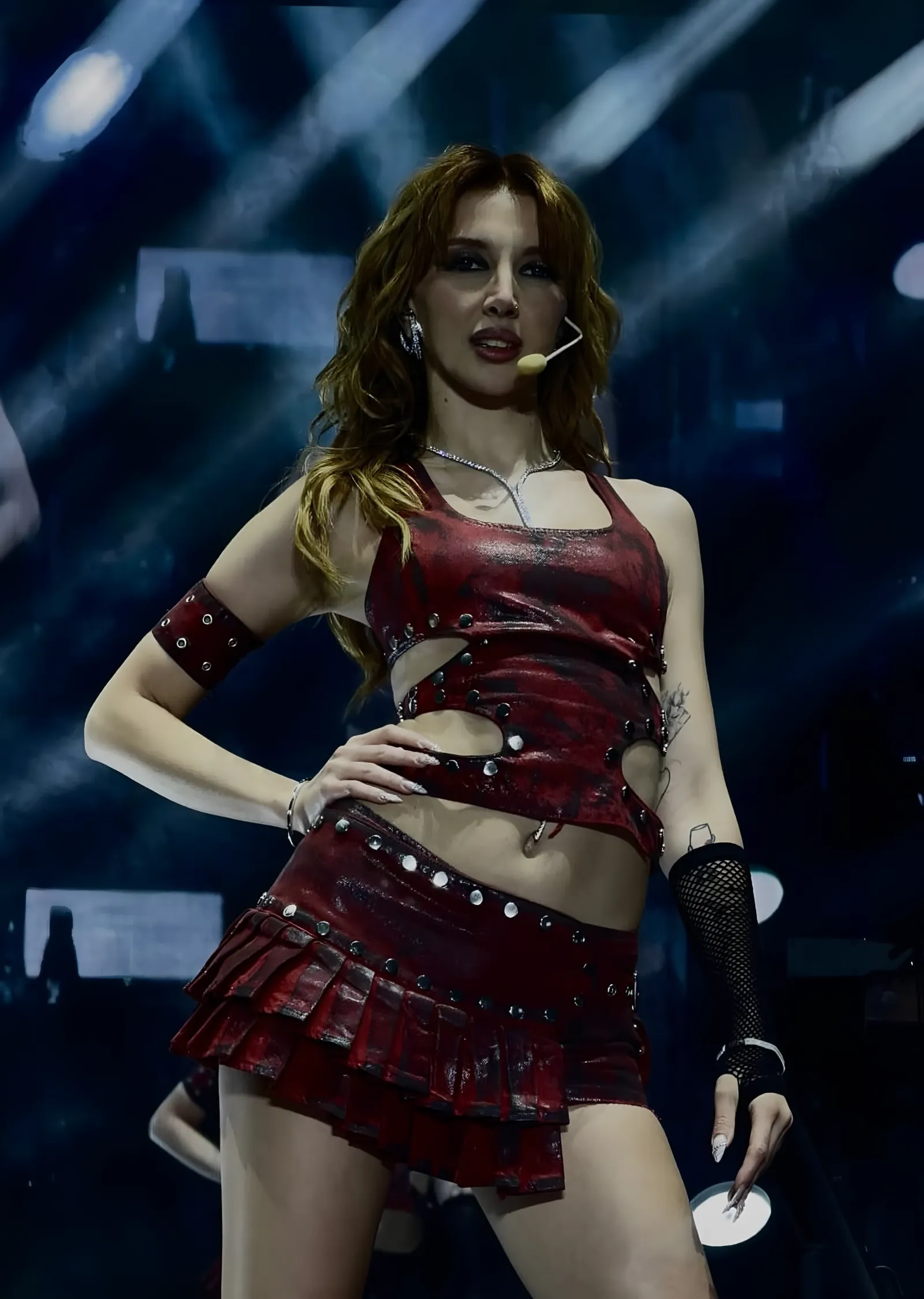 Manifest: Kırmızı Sahne Kostümü metal tablo