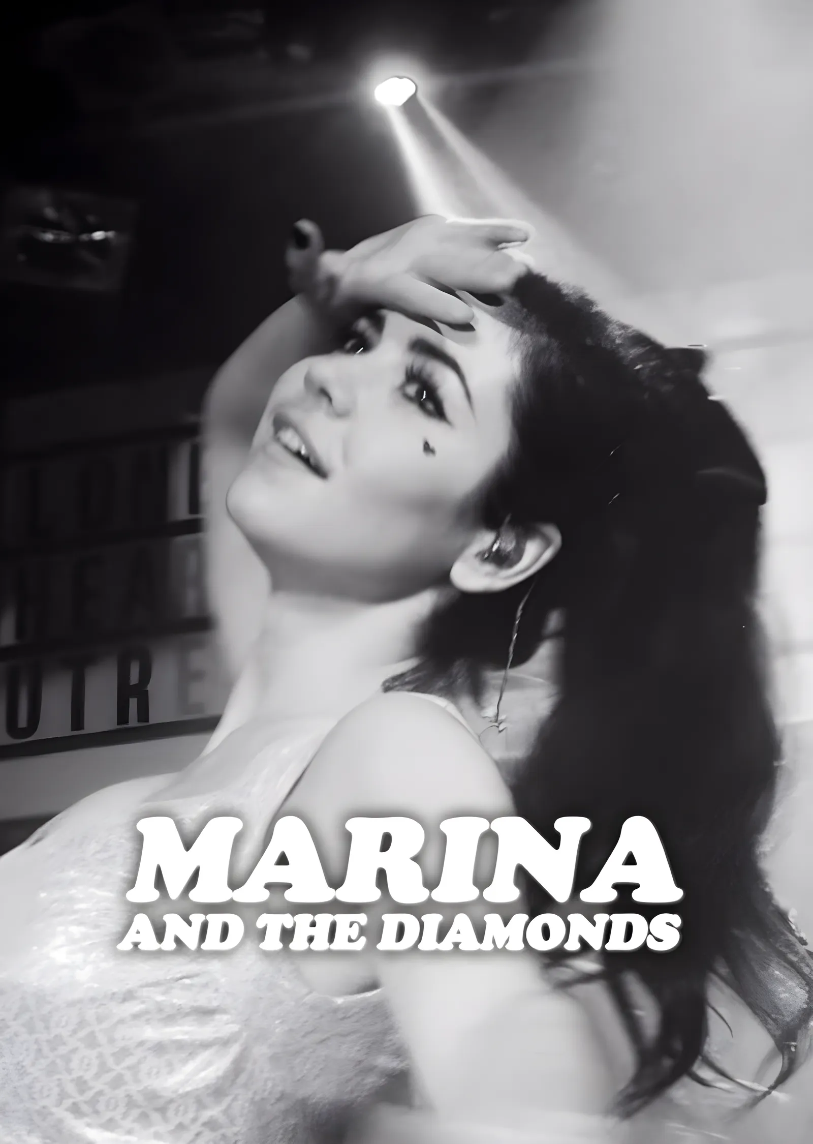 Marina and the Diamonds - Işık Altında Siyah Beyaz Kare metal tablo