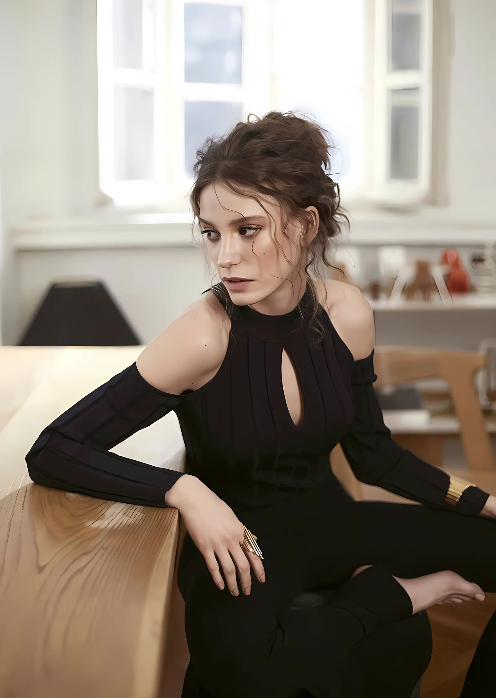 Serenay Sarıkaya - Siyah Tulum metal tablo