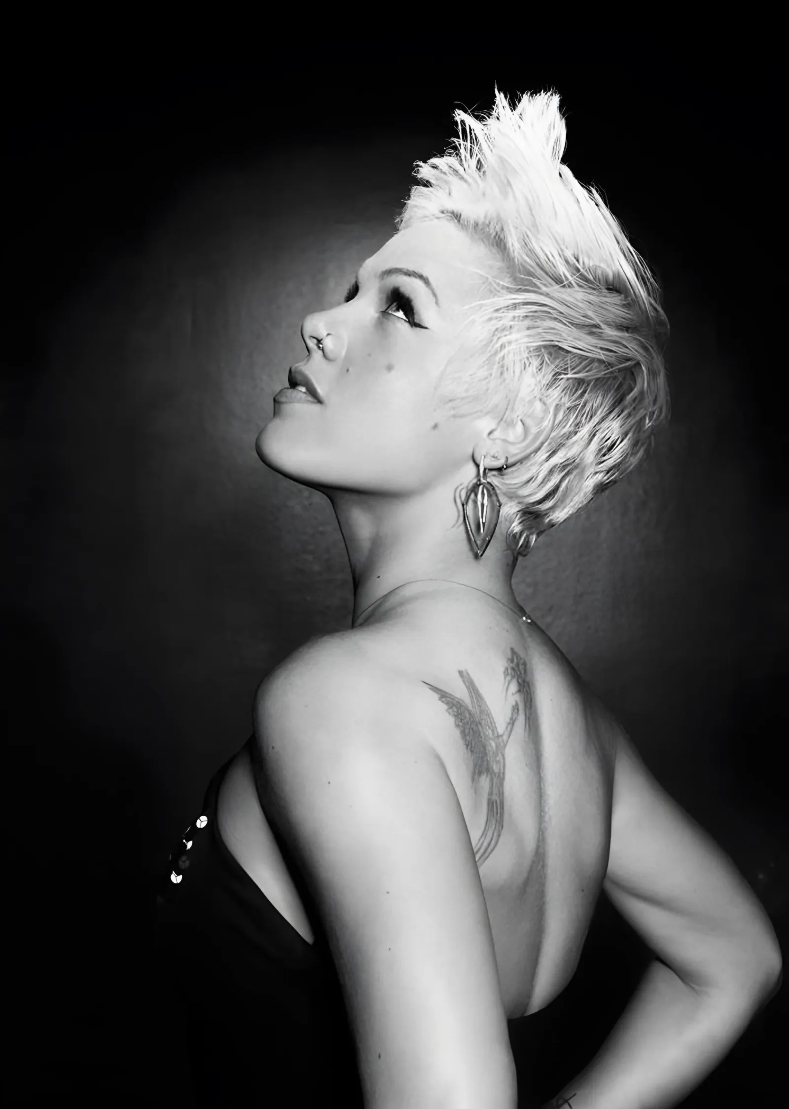 Pink - Sırtı Dönük Kare metal tablo