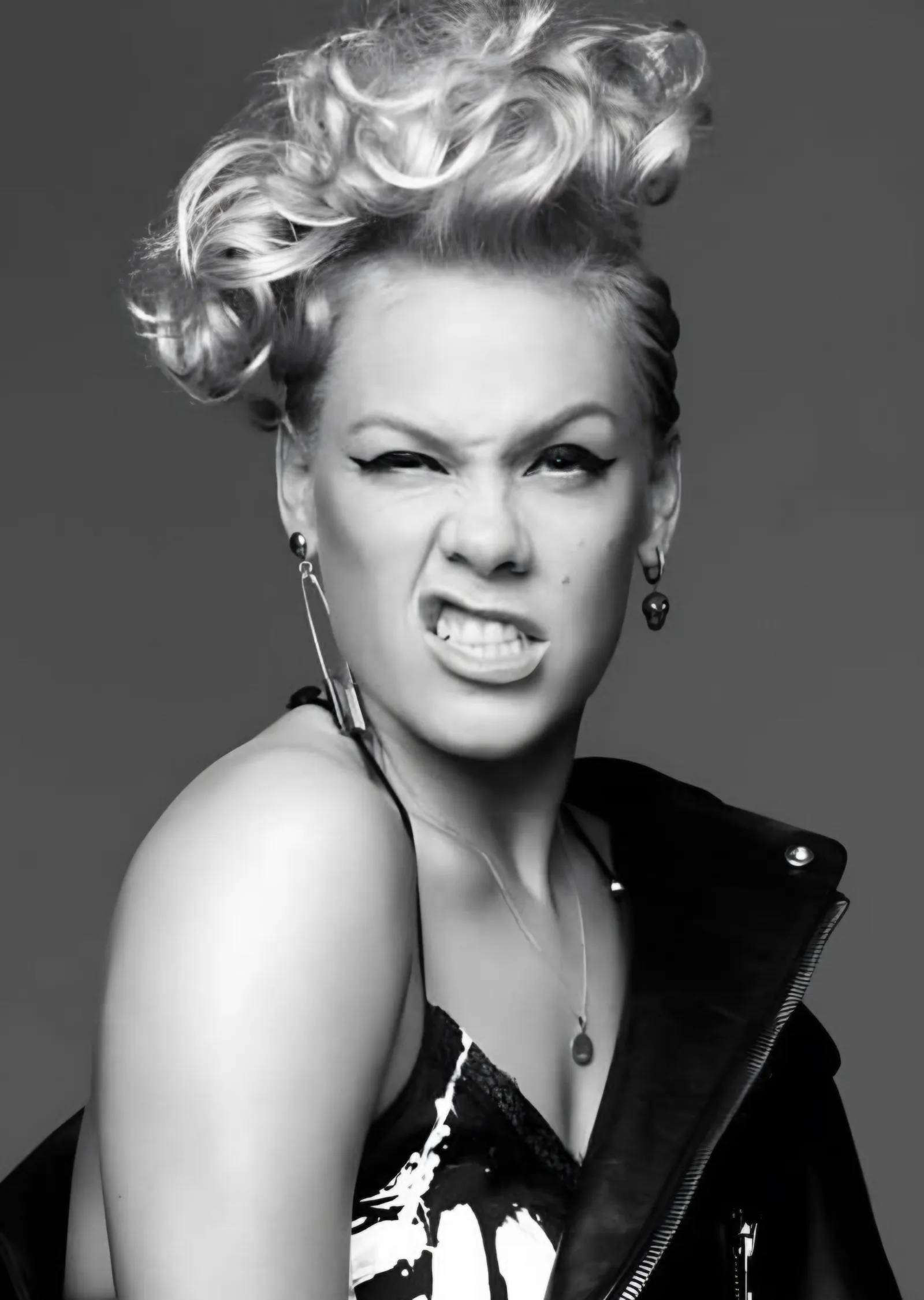 Pink - Siyah Beyaz Deri Ceket metal tablo