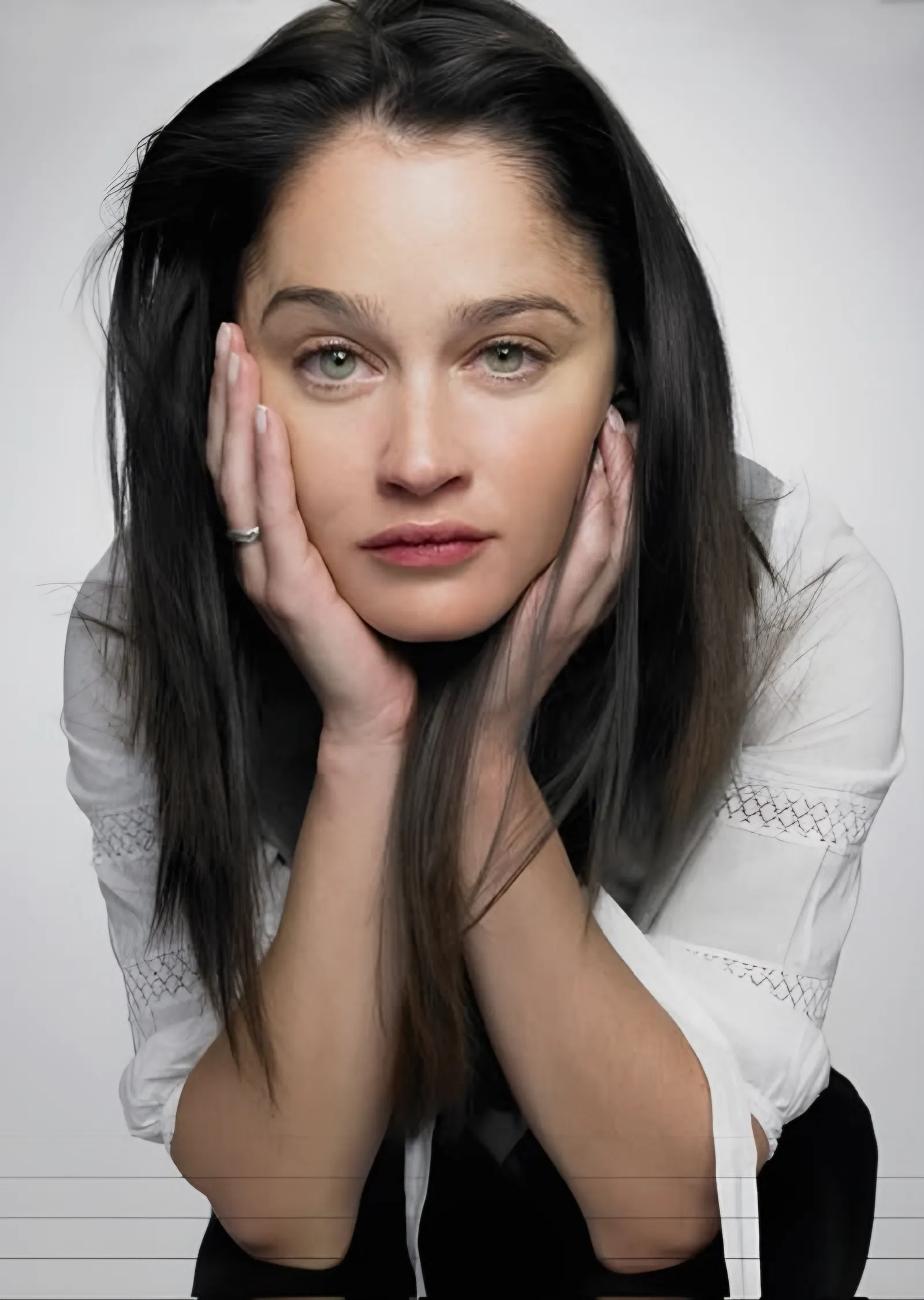 Robin Tunney: Elleri Yüzünde Portre metal tablo