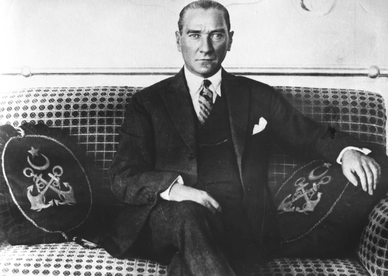 Kanepede Oturan Atatürk Fotoğrafı metal tablo