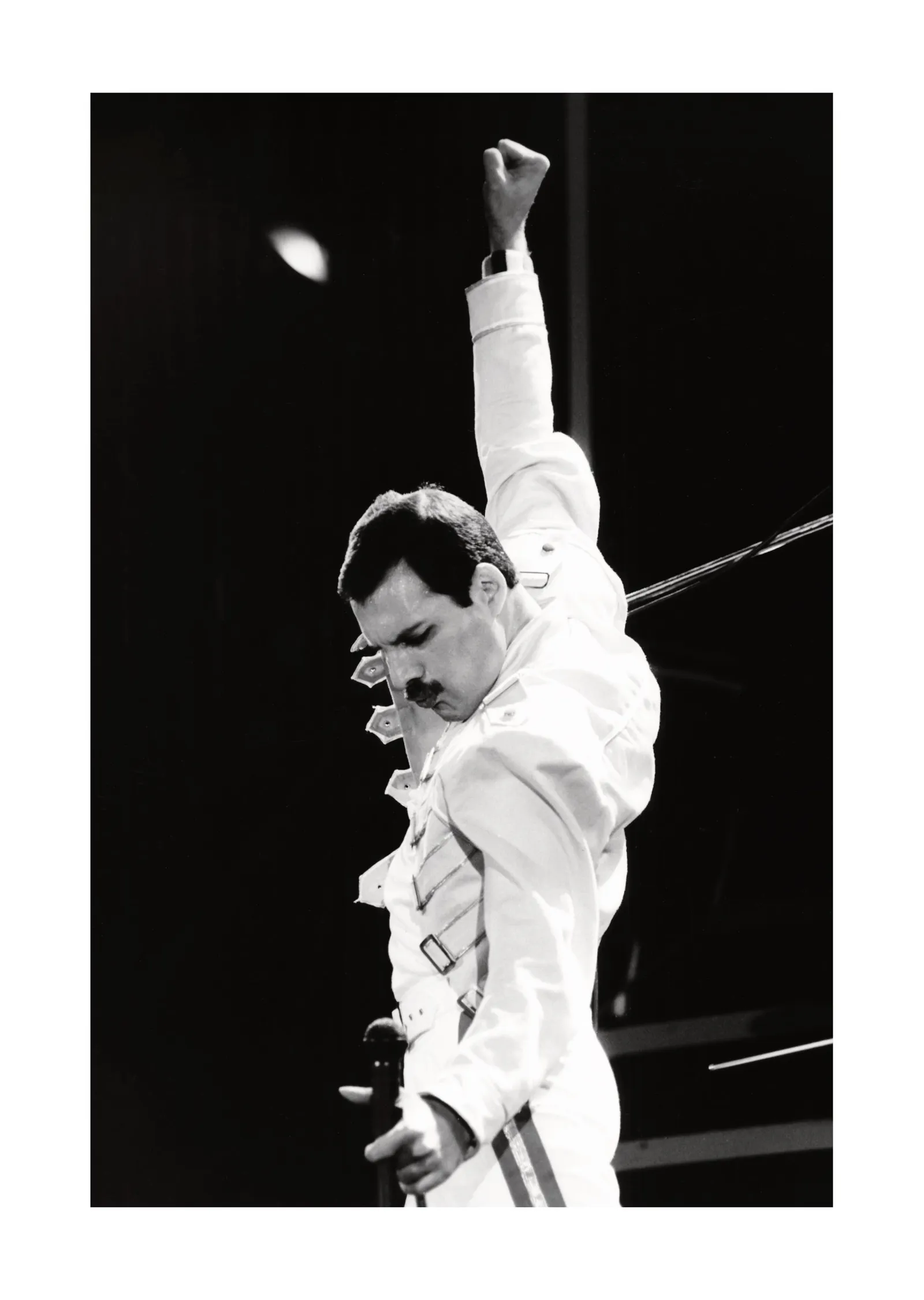 Freddie Mercury - Siyah Arka Planda Zafer İşareti metal tablo