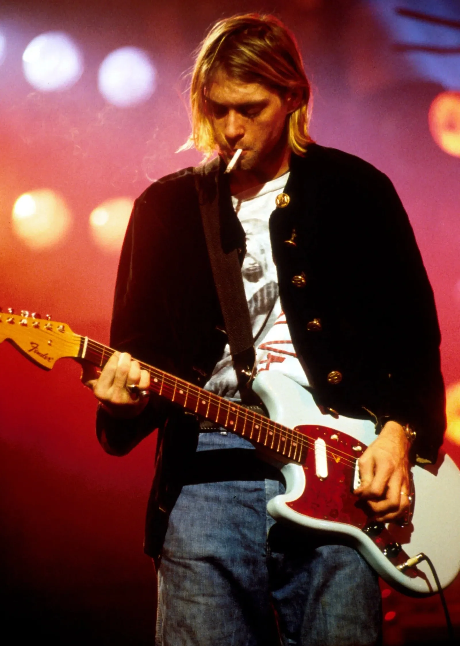 Kurt Cobain - Kırmızı ve Turuncu Işıklarla Çerçevelenmiş metal tablo