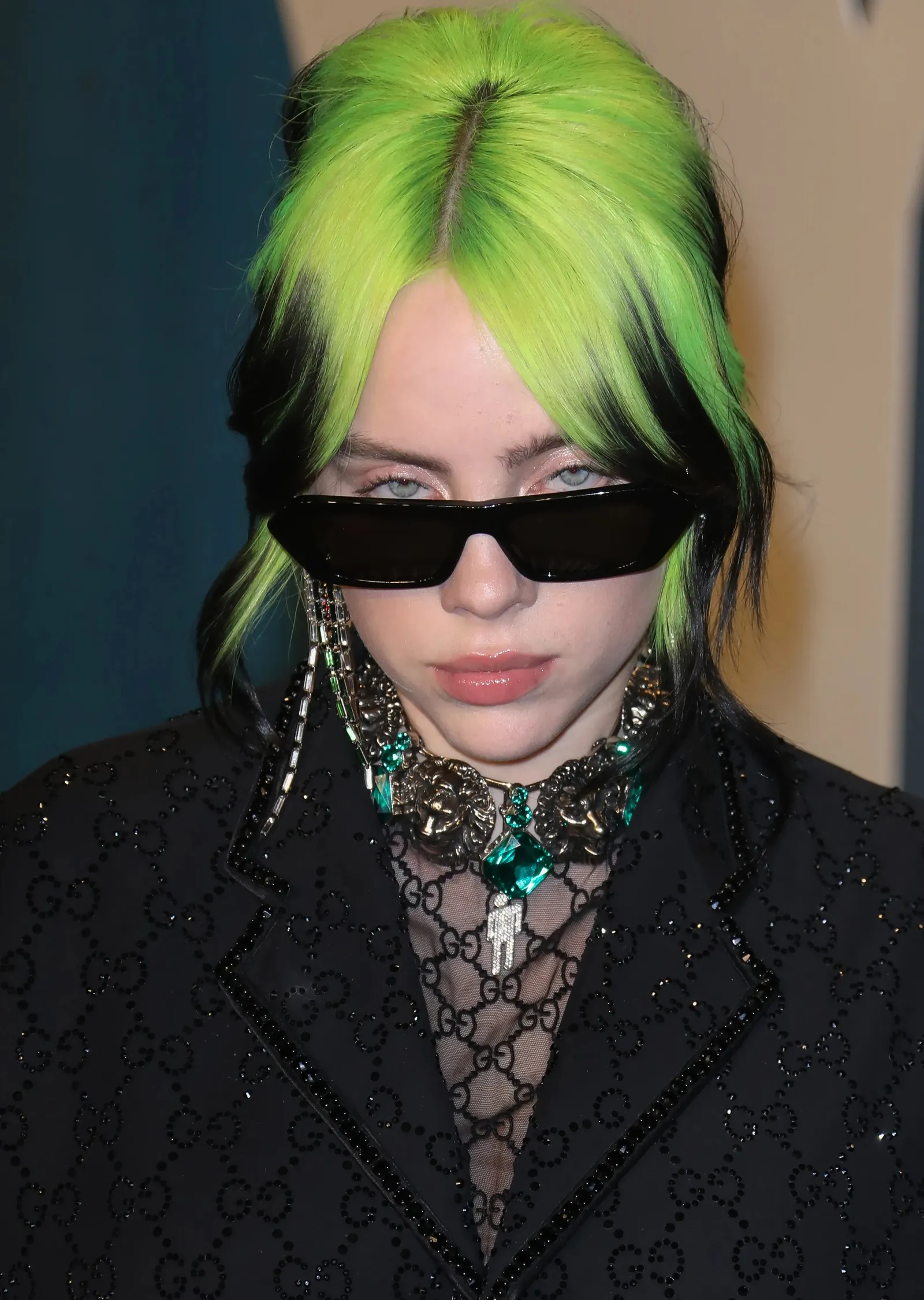 Billie Eilish - Siyah ve Yeşil Saçlı, Siyah Gözlük ve Takı metal tablo