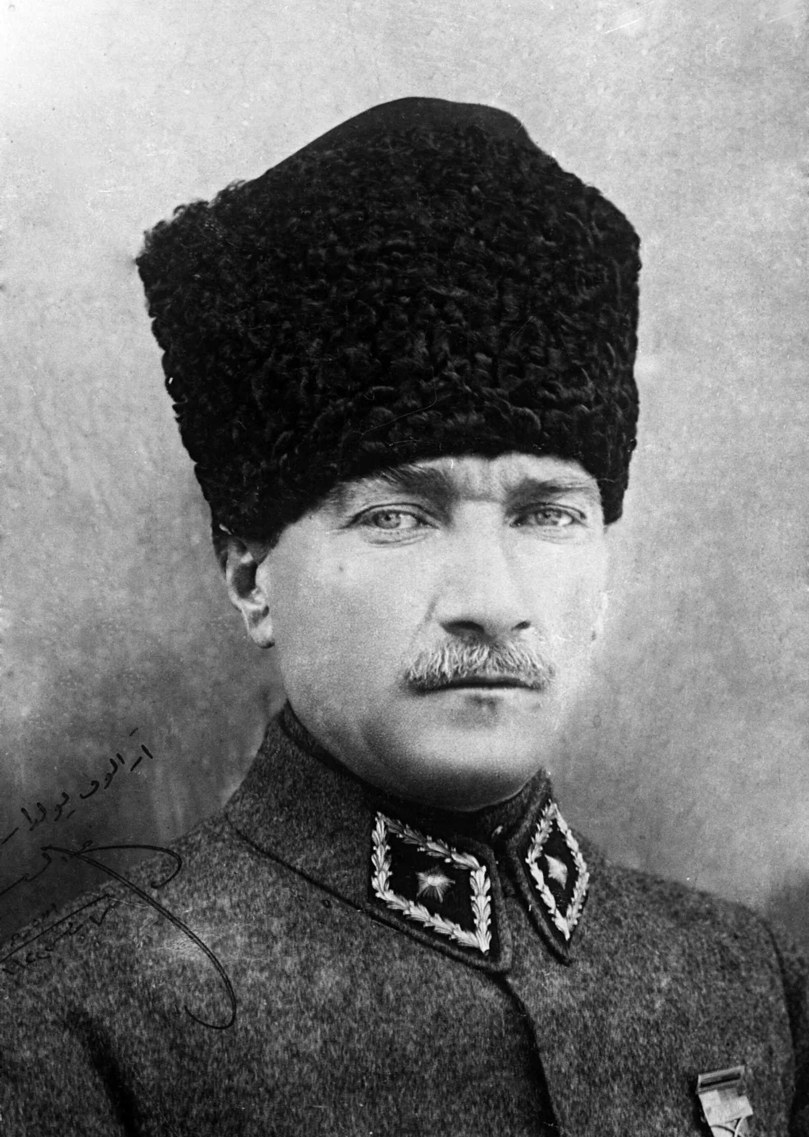 Siyah Arka Planlı Atatürk Portresi metal tablo