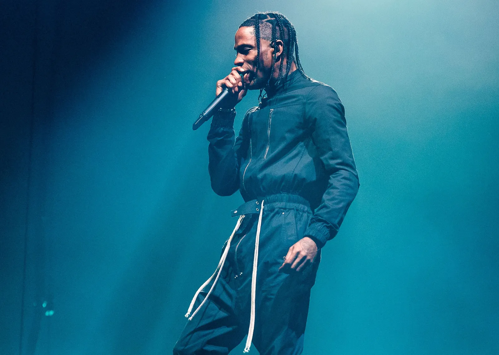 Travis Scott konser performansı metal tablo