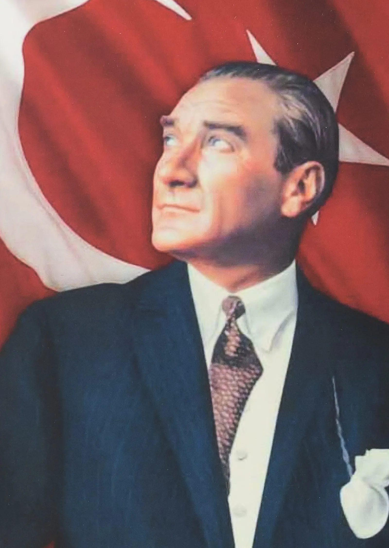 Türk Bayrağı Önünde Atatürk Portresi metal tablo