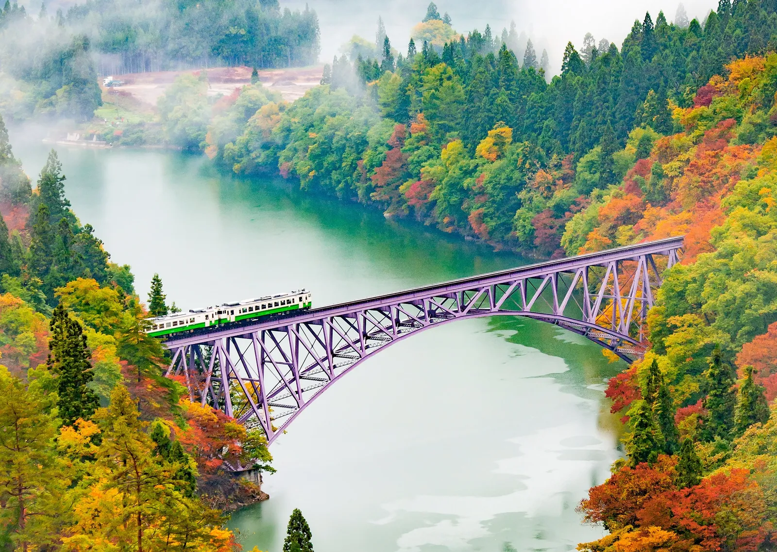 Japonya'da Tren Köprüsü: Sonbahar Manzarası metal tablo