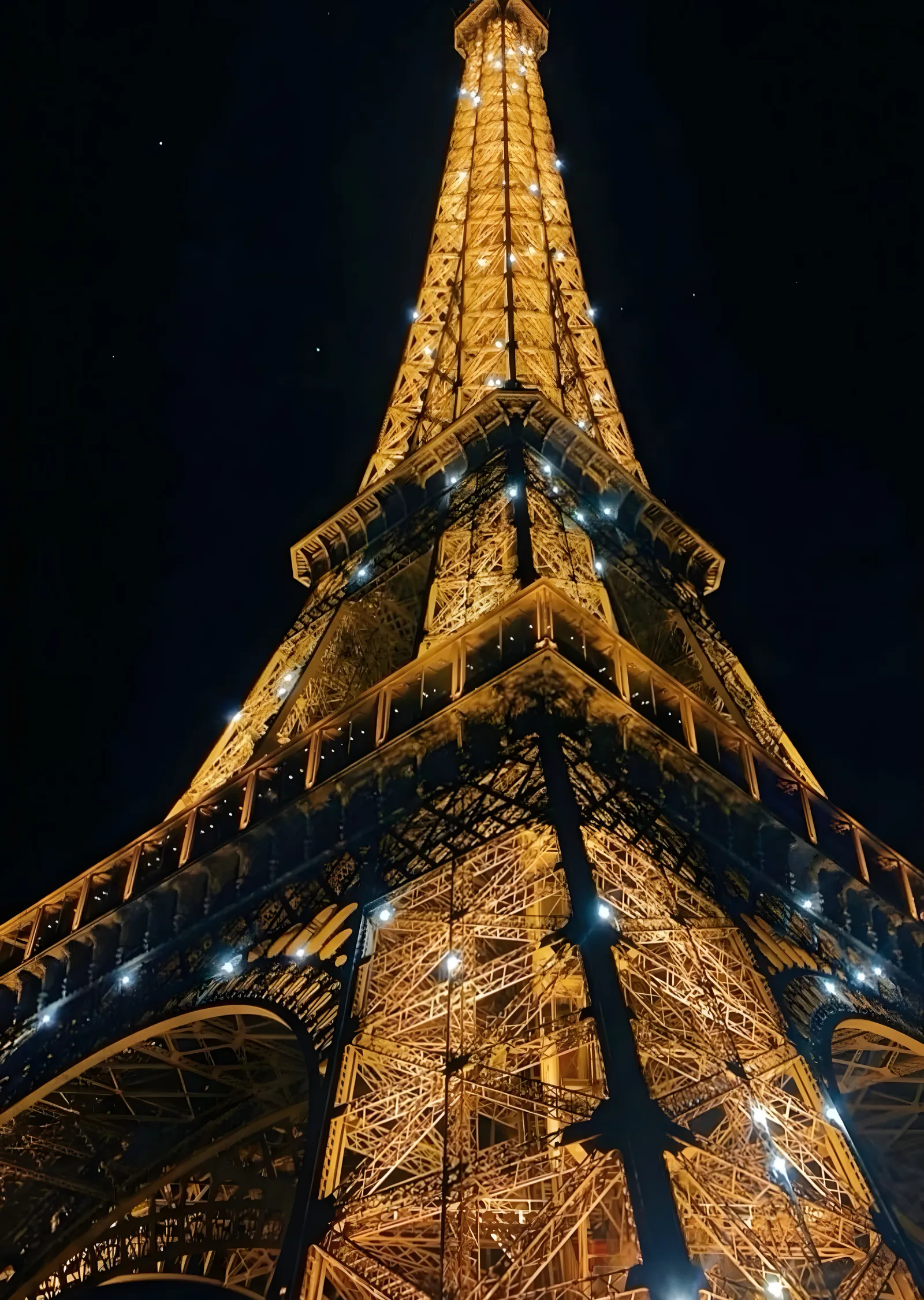 Eiffel Tower: Paris'in Işıltılı Gecesi metal tablo