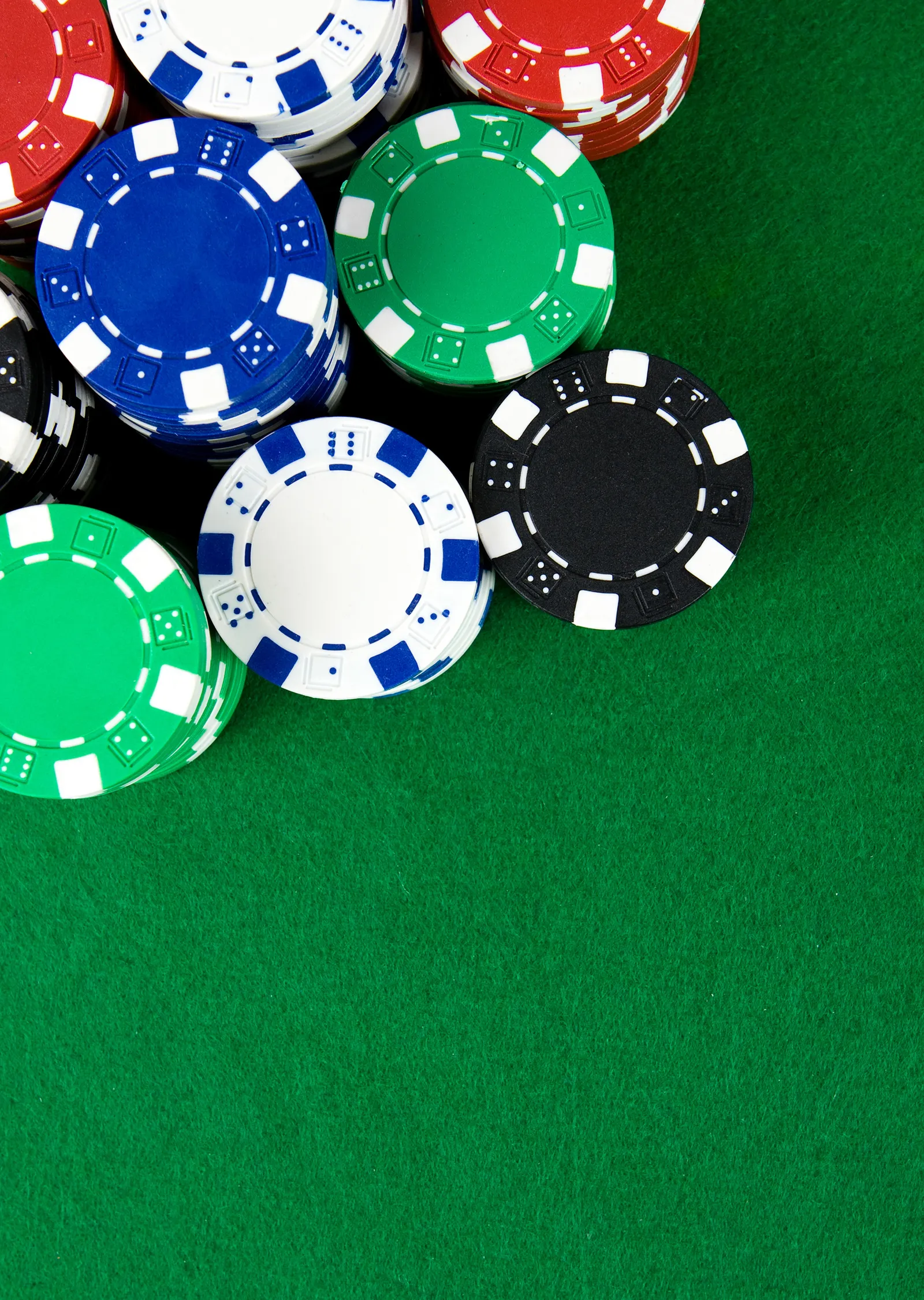 Poker Fişleri: Yeşil Masa Üzerinde metal tablo