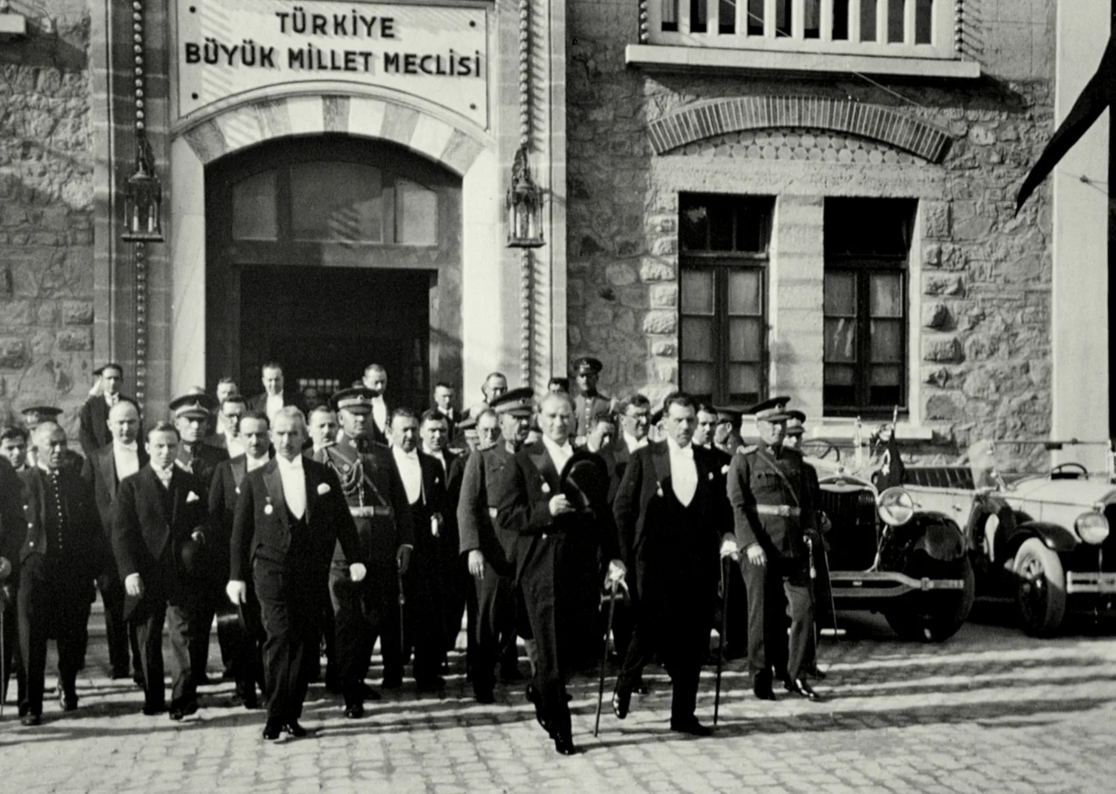 Mustafa Kemal Atatürk ve Arkadaşları TBMM'den Çıkarken metal tablo