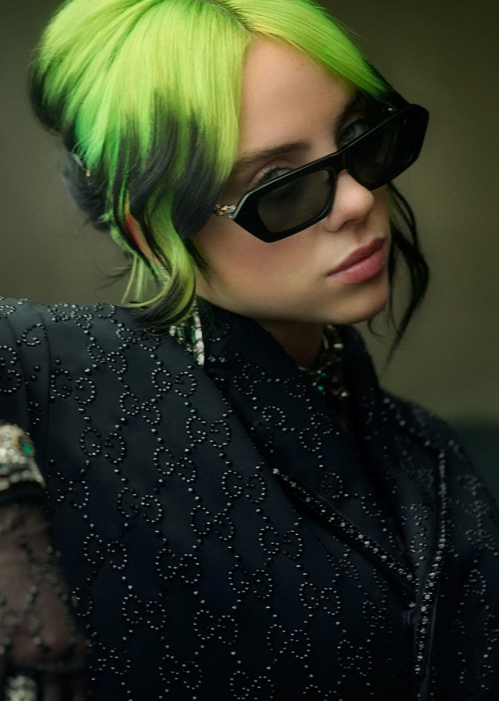 Billie Eilish: Neon Yeşil Saç Portresi metal tablo