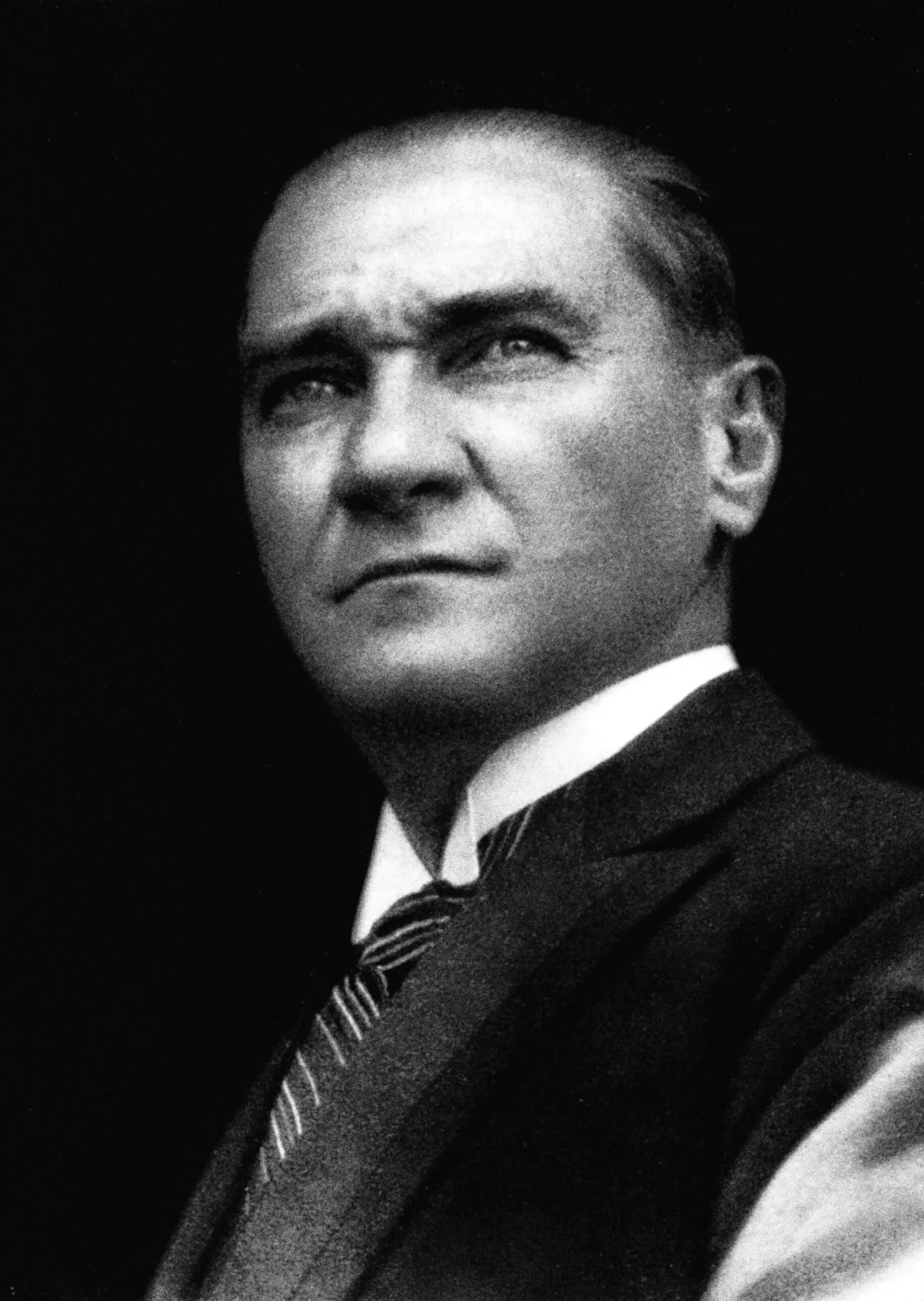 Siyah Arkaplanlı Atatürk Portresi metal tablo
