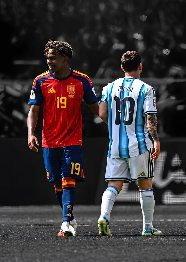 Lamine Yamal ve Lionel Messi: Saha Ortasında metal tablo