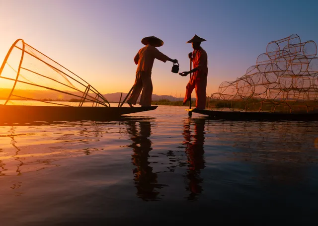 Inle Gölü: Gün Batımında Balıkçılar metal tablo