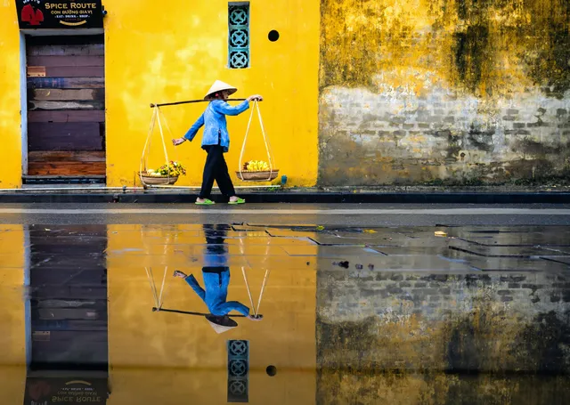 Hoi An: Sarı Duvar ve Seyyar Satıcı metal tablo