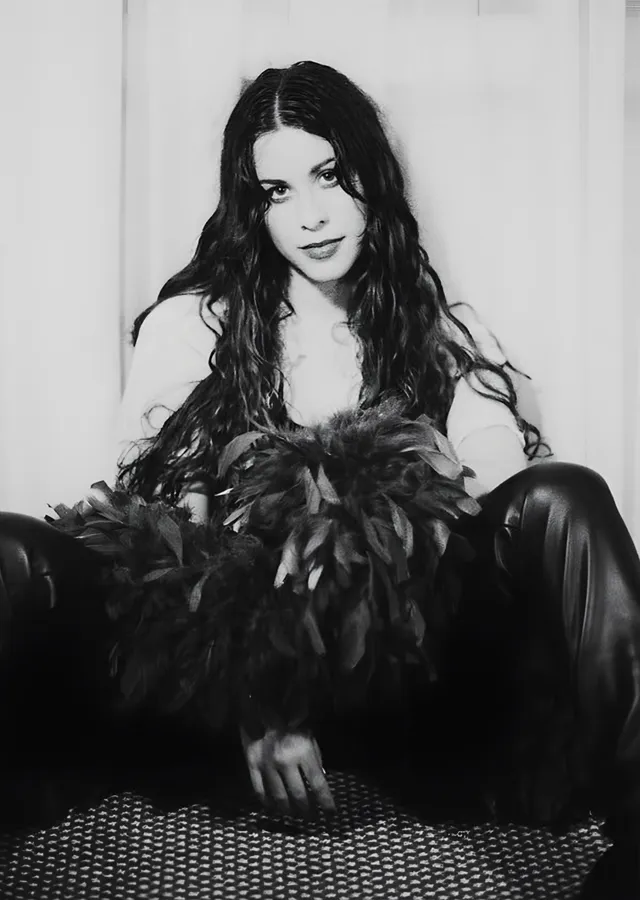 Alanis Morissette - Tüylü Şal Portresi metal tablo
