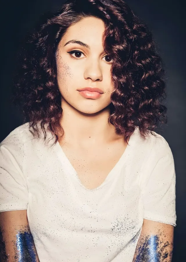 Alessia Cara - Çilli Portre metal tablo