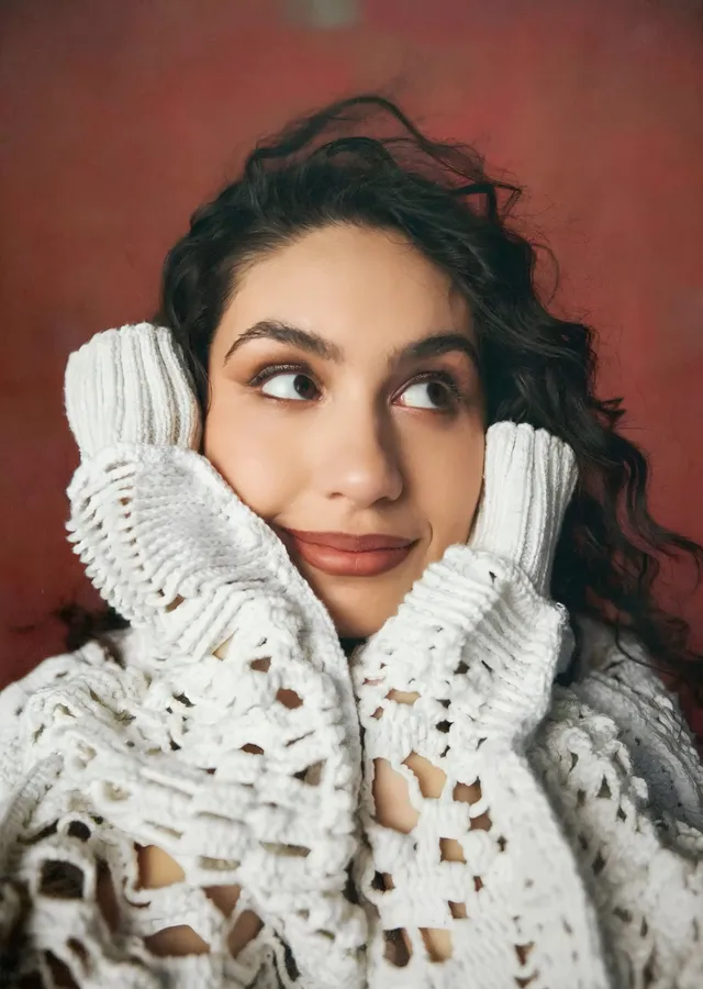 Alessia Cara - Örgü Eldivenli Portre metal tablo
