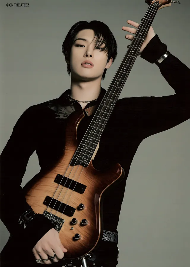 ATEEZ: Bas Gitarla Portre metal tablo