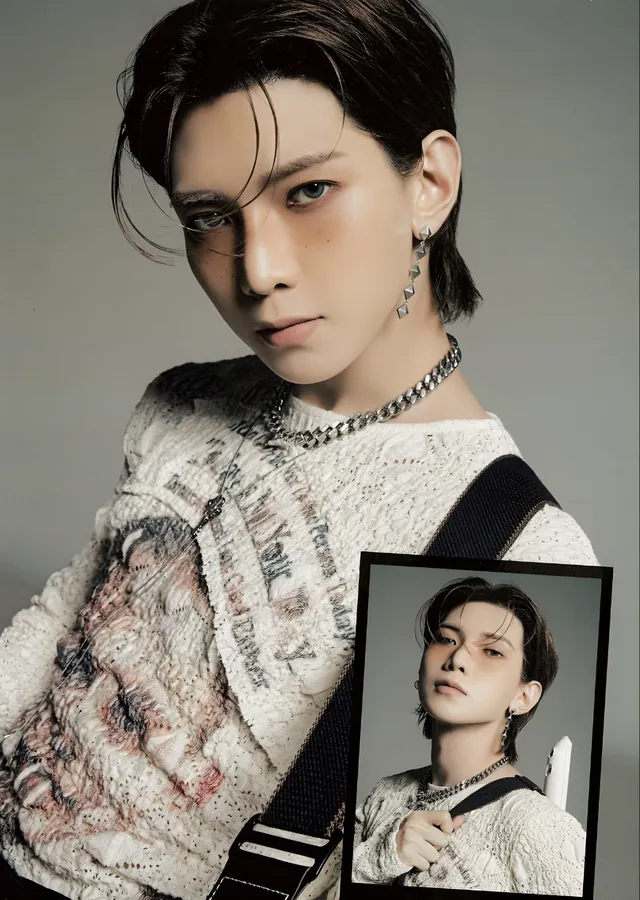 ATEEZ: Elinde Polaroid metal tablo