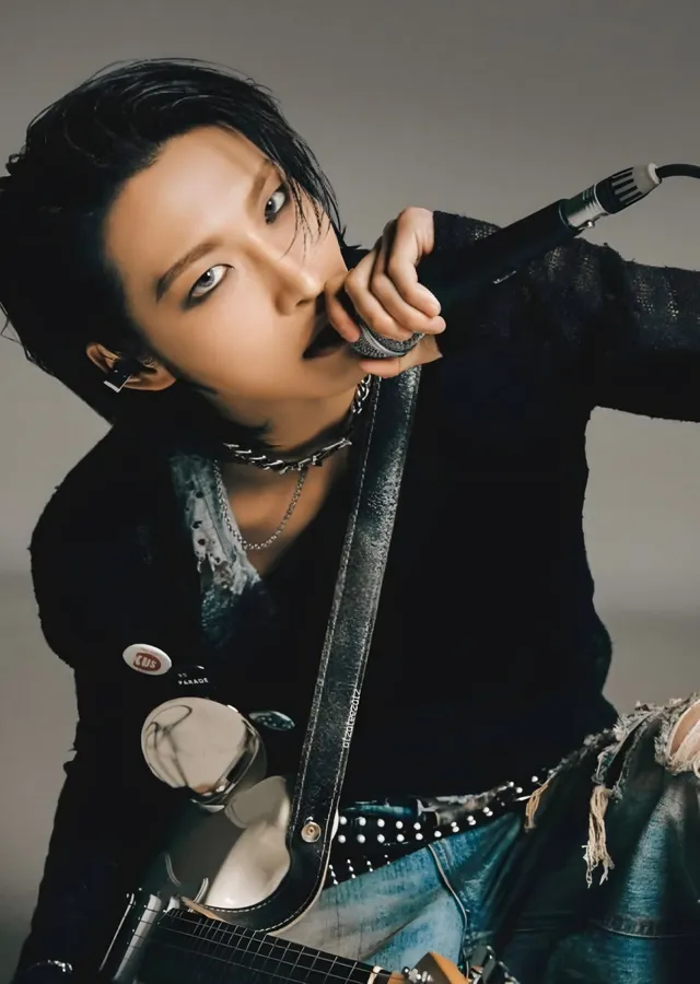 ATEEZ: Mikrofona Uzanan Gitarist metal tablo