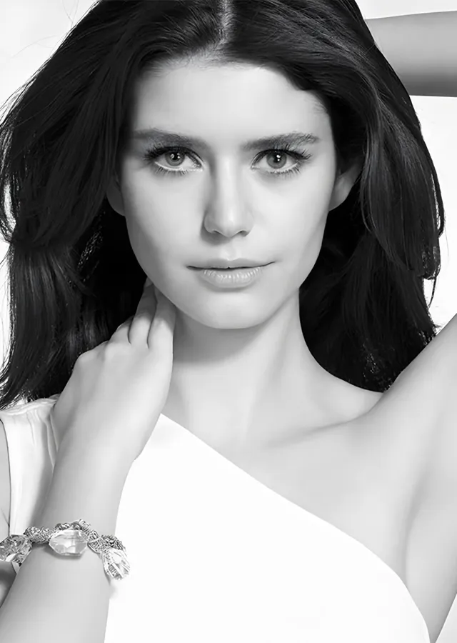 Beren Saat - Siyah Beyaz Portre metal tablo