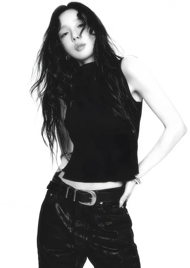 Taeyeon - Siyah Beyaz Moda Duruşu metal tablo