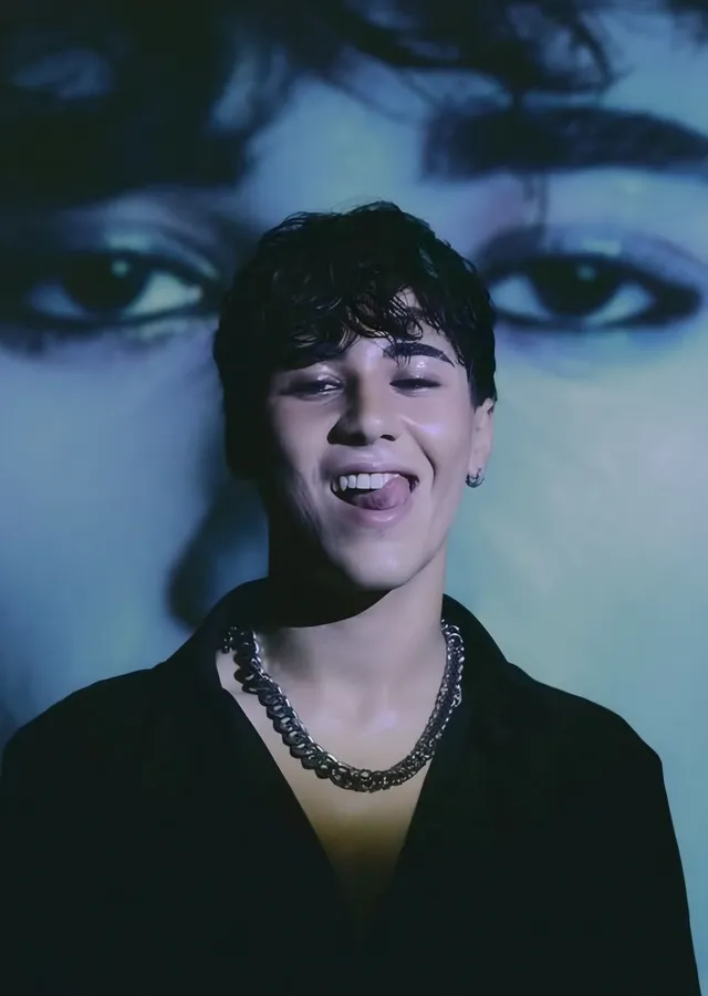 Crush - Gülümseme metal tablo