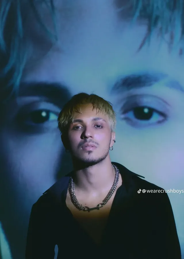 Crush - Sarı Saç metal tablo