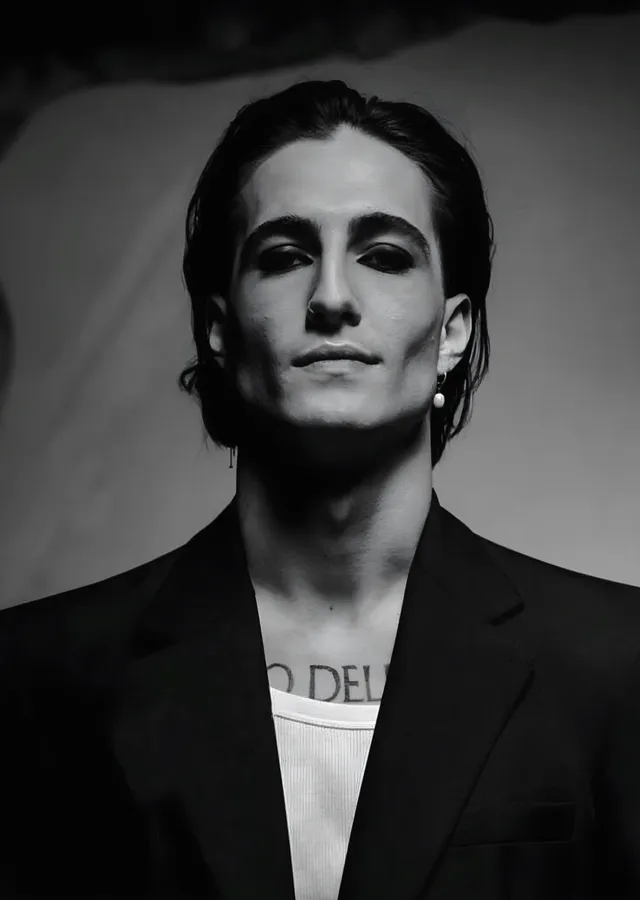 Damiano David: Siyah Beyaz Ceket metal tablo
