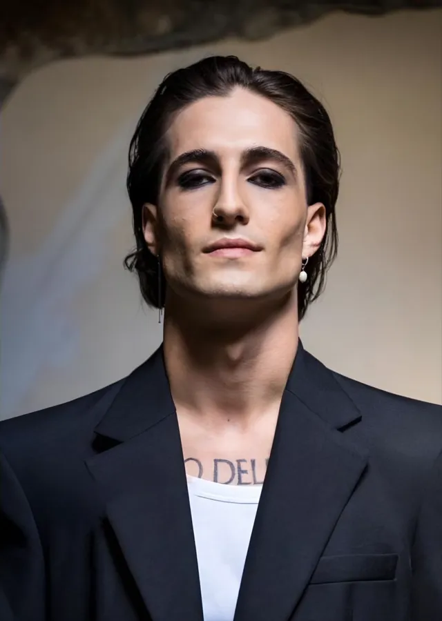 Damiano David: Siyah Ceketli Portre metal tablo