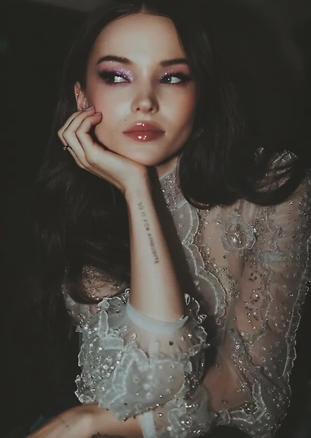 Dove Cameron - Dantel Detay metal tablo