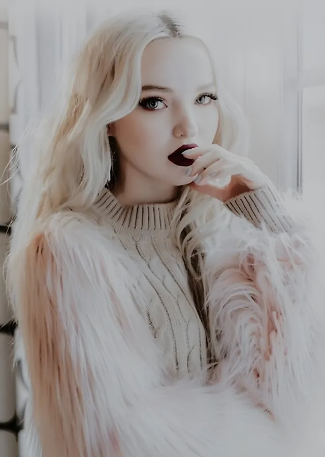 Dove Cameron - Tüylü Ceket metal tablo