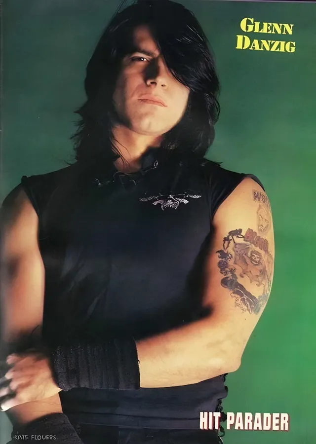 Glenn Danzig: Yeşil Zeminde Dövmeli Duruş metal tablo