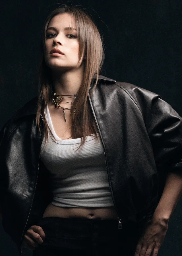 Helin Elveren: Siyah Deri Ceket metal tablo