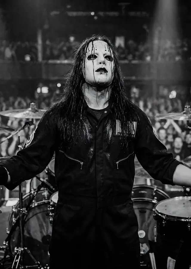 Joey Jordison: Sahnede Kolları Açık Davulcu metal tablo