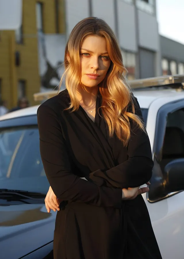 Lucifer: Devriye Arabası Önünde Chloe metal tablo