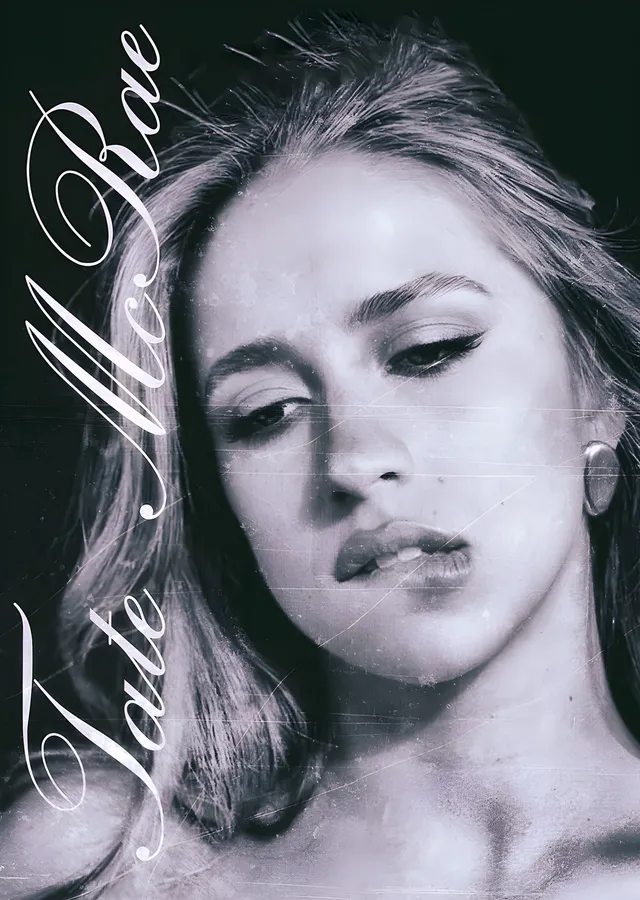 Tate McRae - Siyah Beyaz Yakın Portre metal tablo