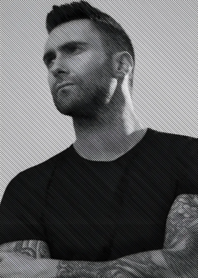 Adam Levine - Çizgili Zeminde Portre metal tablo