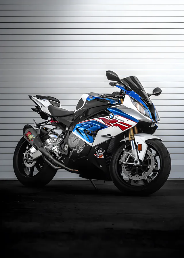 BMW S1000RR - Panjur Önünde Yarış Renkleri metal tablo