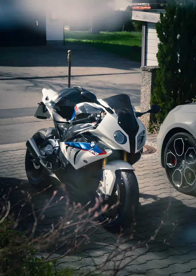 BMW S1000RR - Bahçe Duvarında Park metal tablo