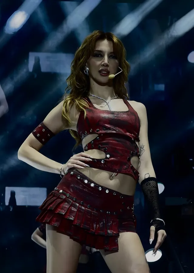 Manifest: Kırmızı Sahne Kostümü metal tablo