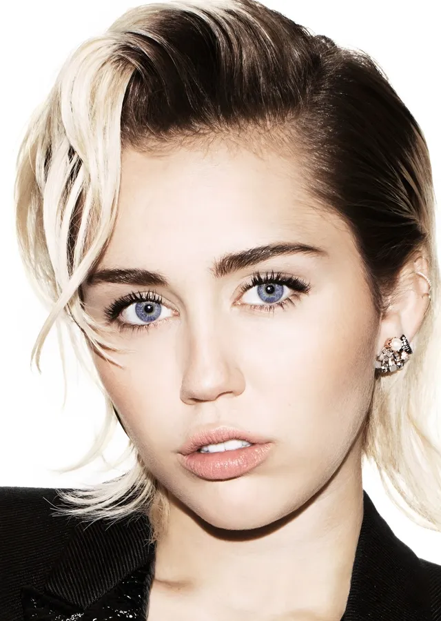 Miley Cyrus: Beyaz Zeminde Sarı Saç metal tablo