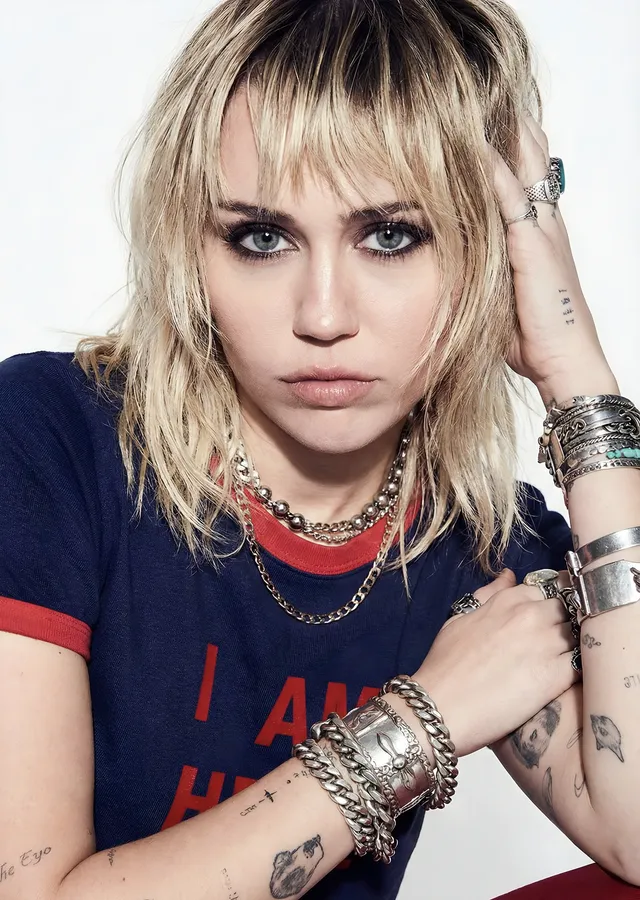 Miley Cyrus: Bileklikli Portre metal tablo