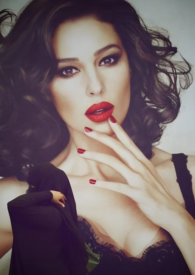 Monica Bellucci: Kırmızı Ruj Portresi metal tablo